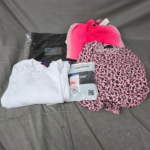 BOX OF APPROXIMATELY 20 ASSORTED CLOTHING ITEMS TO INCLUDE DRESS, JEANS, TSHIRT, ETC
