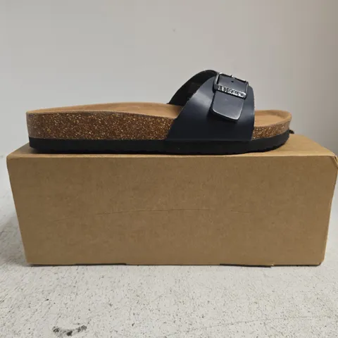 BOXED PAIR OF EVERAU OPEN TOE SANDALS IN NAVY SIZE EU 37