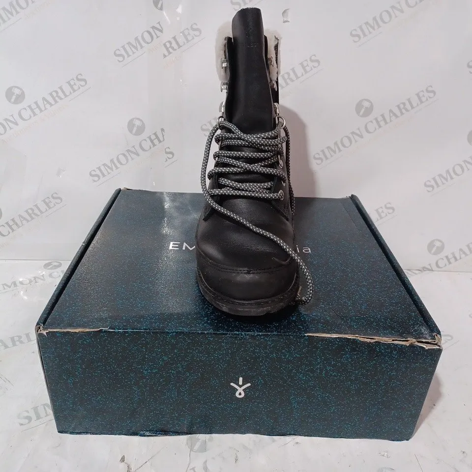 BOXED PAIR OF EMU OKAB WATERPROOF BOOTS, BLACK - SIZE 7