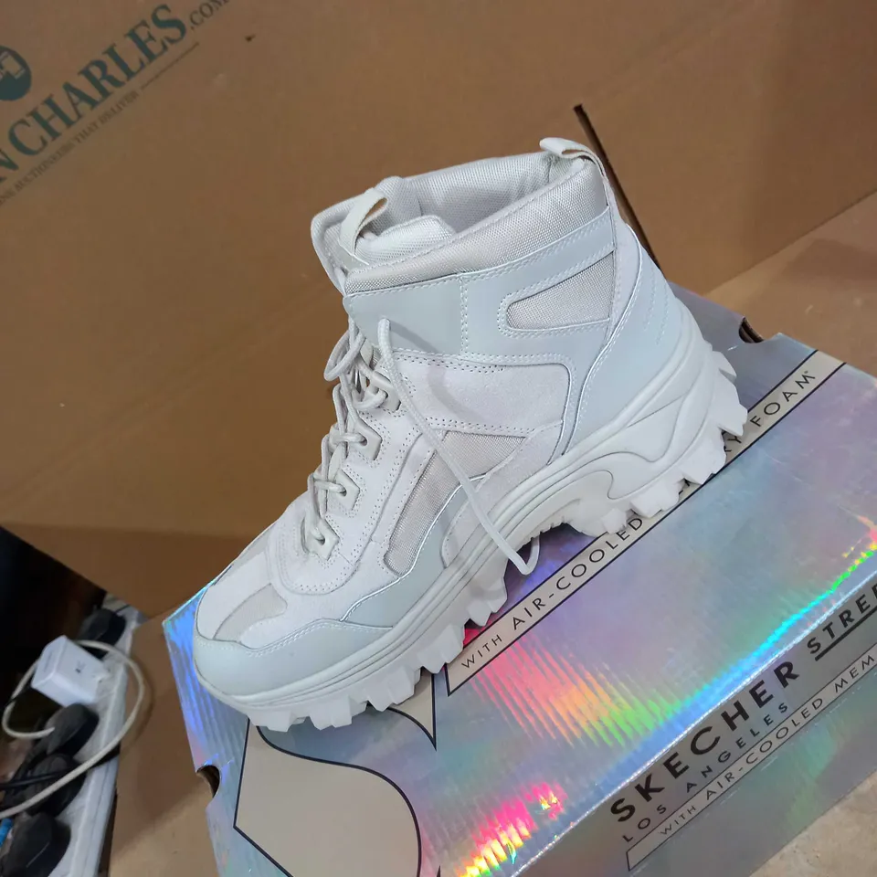 SKETCHERS LOS ANGELES OFF WHITE TRAINER SIZE 7