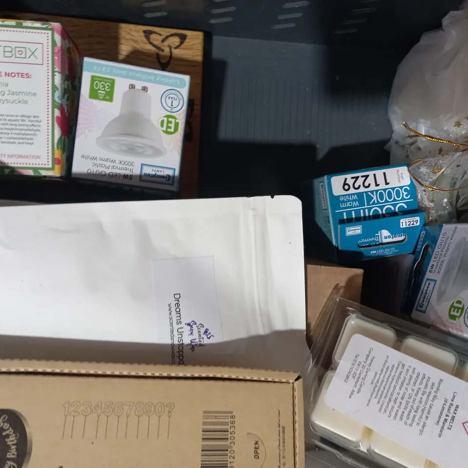LOT OF APPROXIMATELY 10 ASSORTED HOUSEHOLD ITEMS TO INCLUDE CHUSYYRAY LED BULBS, FLATYZ DECORATIVE FLAT CANDLE, ETC