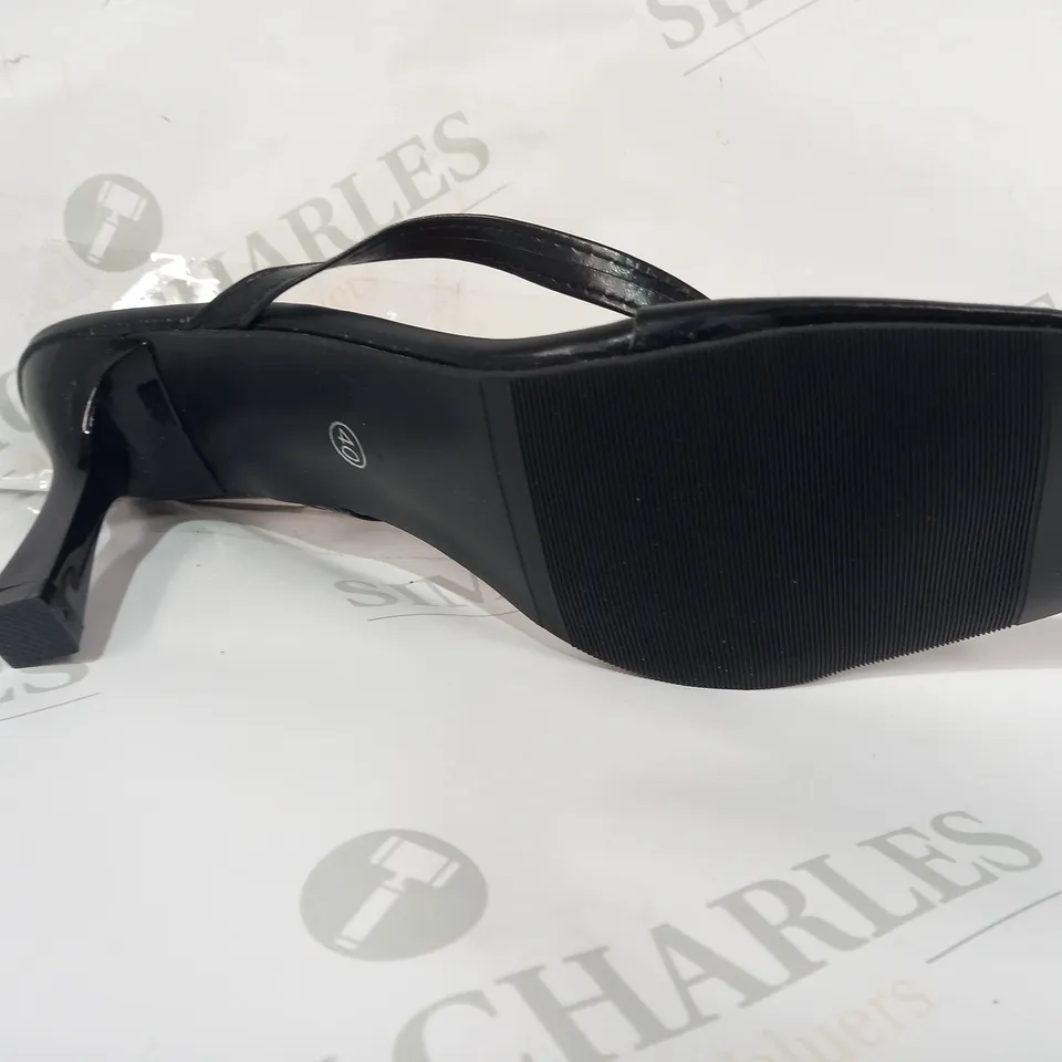 PAIR OF DESIGNER HEELED SANDALS IN BLACK EU SIZE 40