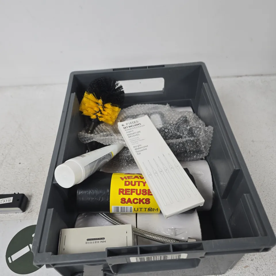 TOTE OF APPROXIMATELY 8 ASSORTED ITEMS TO INCLUDE: WORK LIGHT