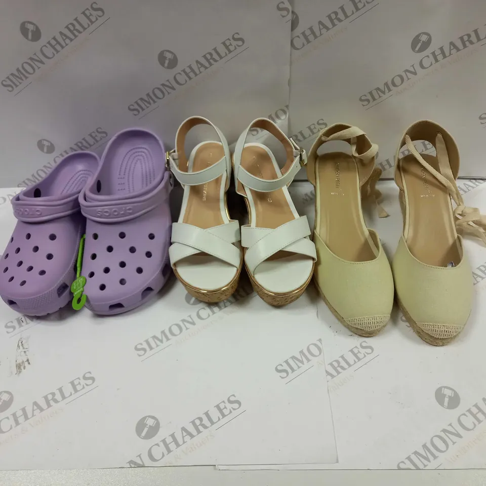 APPROXIMATELY 10 ASSORTED SHOES IN VARIOUS STYLES & SIZES TO INCLUDE PAIR OF CROCS, DOROTHY PERKINS, NEW LOOK LONDON REBEL ETC. 