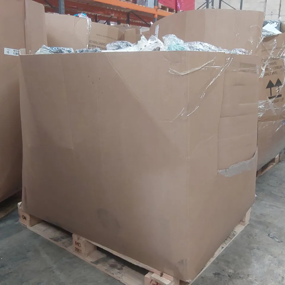 PALLET CONTAINING APPROXIMATELY 450x BRAND NEW ASSORTED DESIGNER CLOTHING ITEMS INCLUDING: SIMPLY BE JEANS, MAGISCULPT BATHING SUIT, JD WILLIAMS TOPS, SIMPLY BE DRESSES ECT