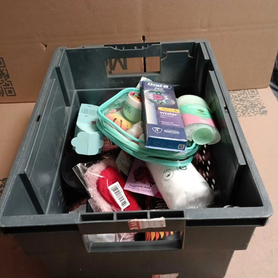 TOTE OF APPROXIMATELY 20 ASSORTED COSMETIC ITEMS TO INCLUDE AVEENO, MITCHUM WOMEN, ORAL B PRO 3D WHITE, DOUGLAS GIFT SET ETC