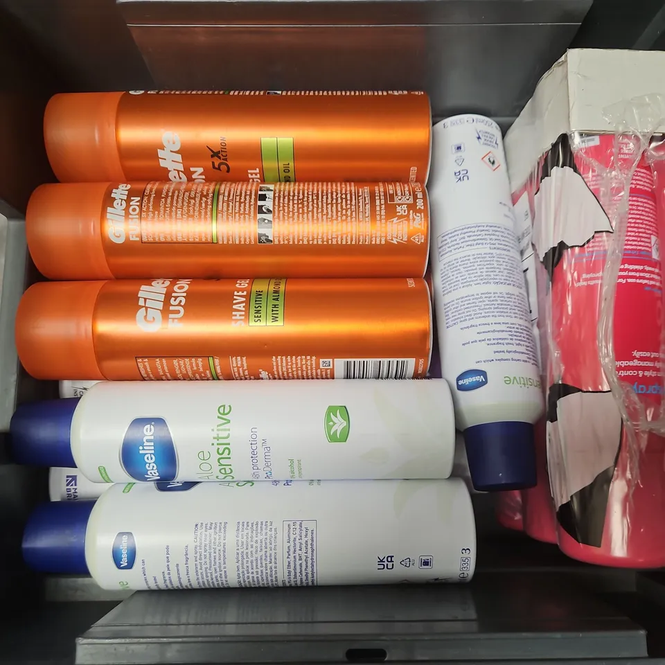 APPROXIMATELY 15 ASSORTED AEROSOLS TO INCLUDE VASELINE ALOE SENSITIVE, SOFT & GENTLE COTTON TOUCH, GOT2B MATT HAIRSPRAY, ETC - COLLECTION ONLY