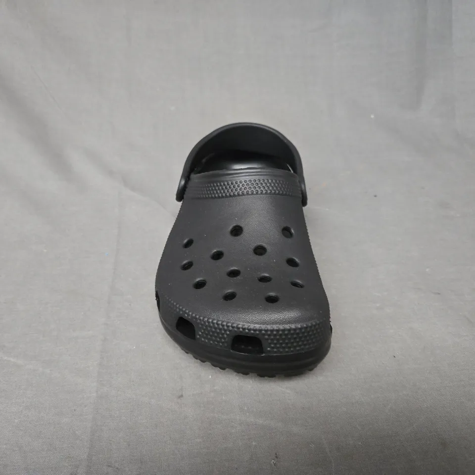 CROCS CLASSIC KID S CLOG SANDAL WITH BACK STRAP IN BLACK - UK J1