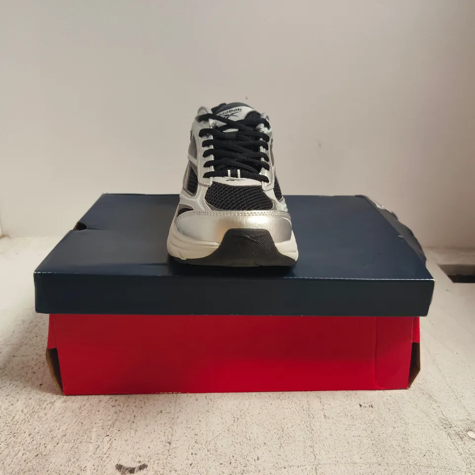 BOXED PAIR OF REEBOK BELWAVE TRAINERS IN SILVER/BLACK SIZE UK 9