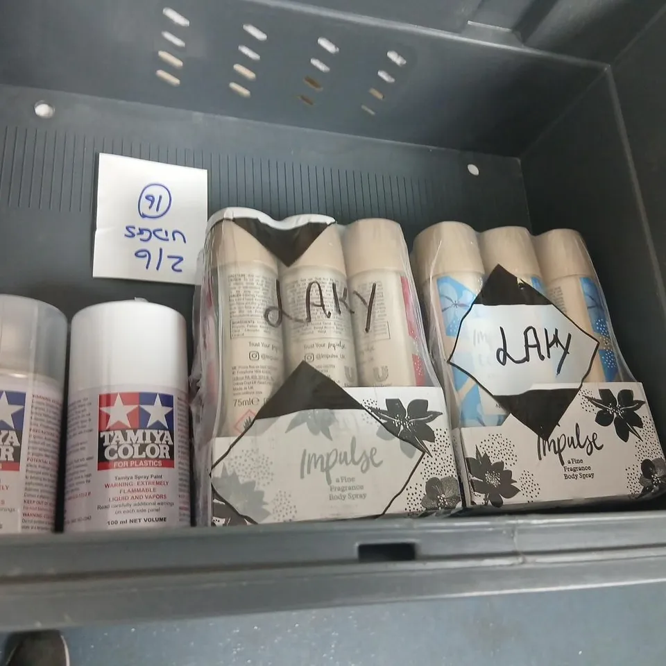 APPROXIMATELY 27 ASSORTED AEROSOL SPRAYS TO INCLUDE; ASSORTED HEALTH & BEAUTY & HOBBY ITEMS – RITUALS BODY SPRAY, DEEP HEAT SPRAY, CIEN SHAVING GEL, TAMIYA COLOR PAINTS (MIXED LOT)