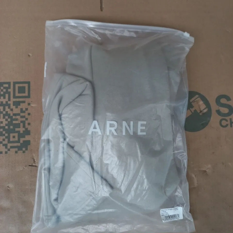 BAGGED ARNE NEOPRENE STRAIN LEG JOGGERS IN STONE SIZE SMALL-REG