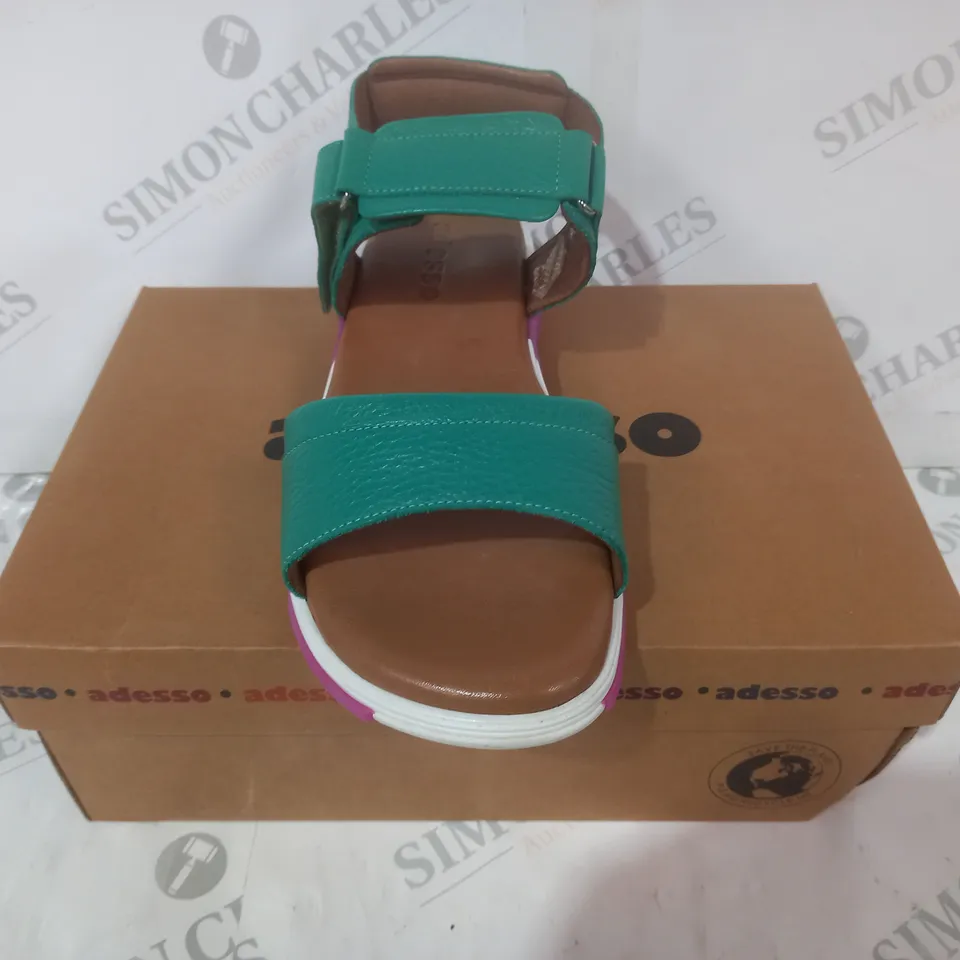 BOXED PAIR OF ADESSO OPEN TOE SANDALS IN GREEN/PINK SIZE 8