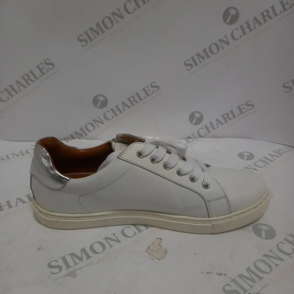 BOXED PAIR OF MAISON DE NIMES LEATHER ZIP SIDE TRAINERS IN WHITE - SIZE 7