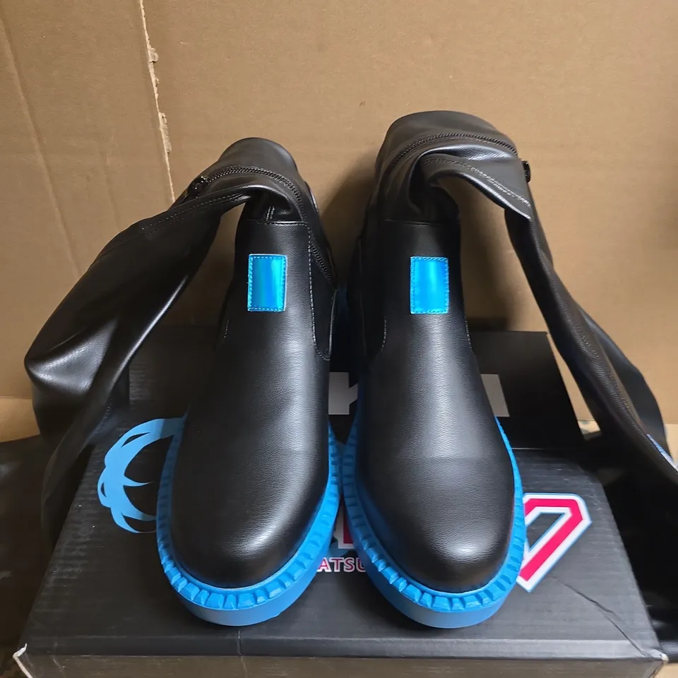BOXED PAIR OF KOI BLACK FAUX LEATHER ANKLE BOOTS WITH ELECTRIC BLUE PLATFORM SOLE – UK SIZE 5