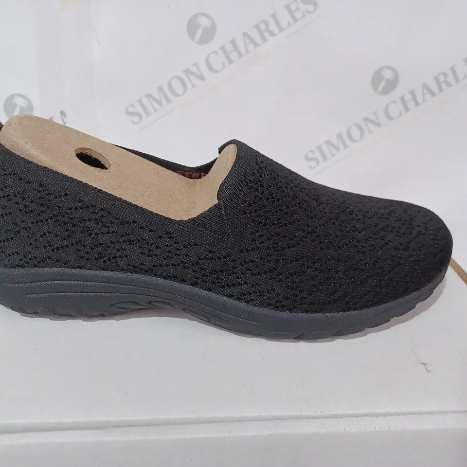 BOXED BLACK SKECHERS SIZE 6