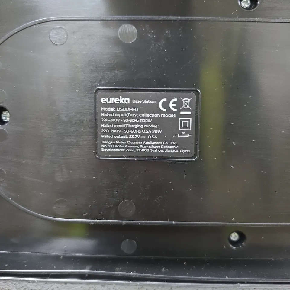 EUREKA DS001-EU BASE STATION WITH BP28225A LI-ION BATTERY AND CLEANING ACCESSORIES