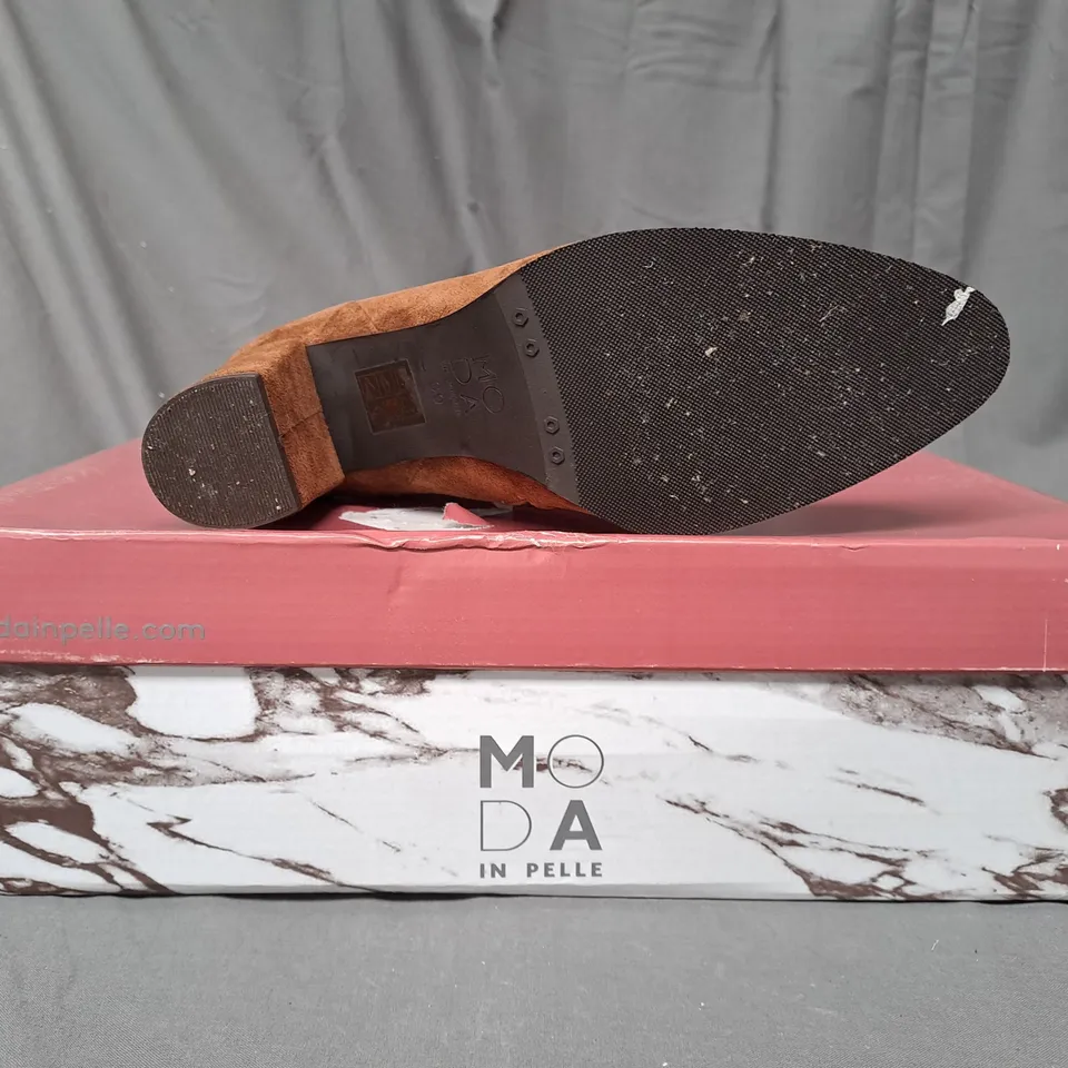 BOXED PAIR OF MODA IN PELLE SUEDE MID LENGTH RUCHED BOOTS IN TAN SIZE 6