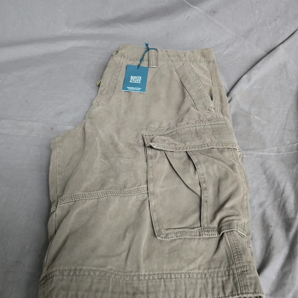 WHITE STUFF HALSALL ORGANIC CARGO SHORT - KHAKI GREEN, UK 36 (EU 36 / US 36)