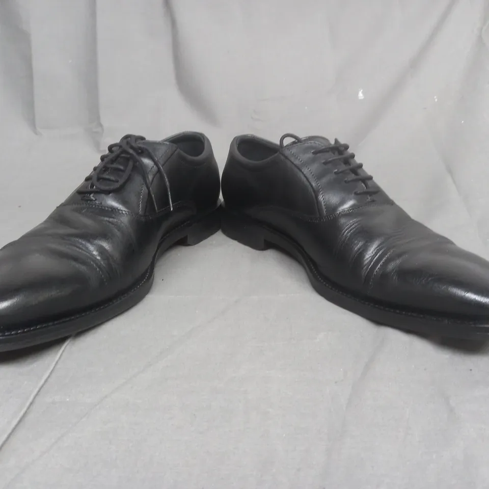 BOXED PAIR OF ECCO MENS SHOES IN BLACK EU SIZE 46