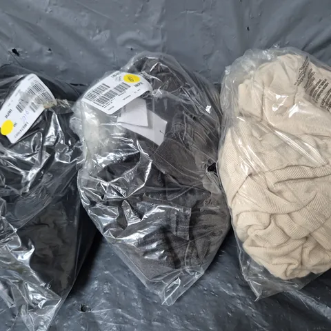 APPROXIMATELY 20 ASSORTED CLOTHING AND FASHION ITEMS IN VARIOUS STYLES, SIZES, AND COLOURS