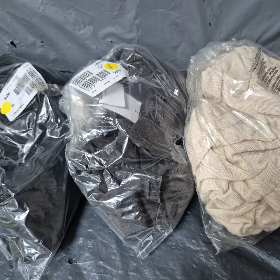 APPROXIMATELY 20 ASSORTED CLOTHING AND FASHION ITEMS IN VARIOUS STYLES, SIZES, AND COLOURS