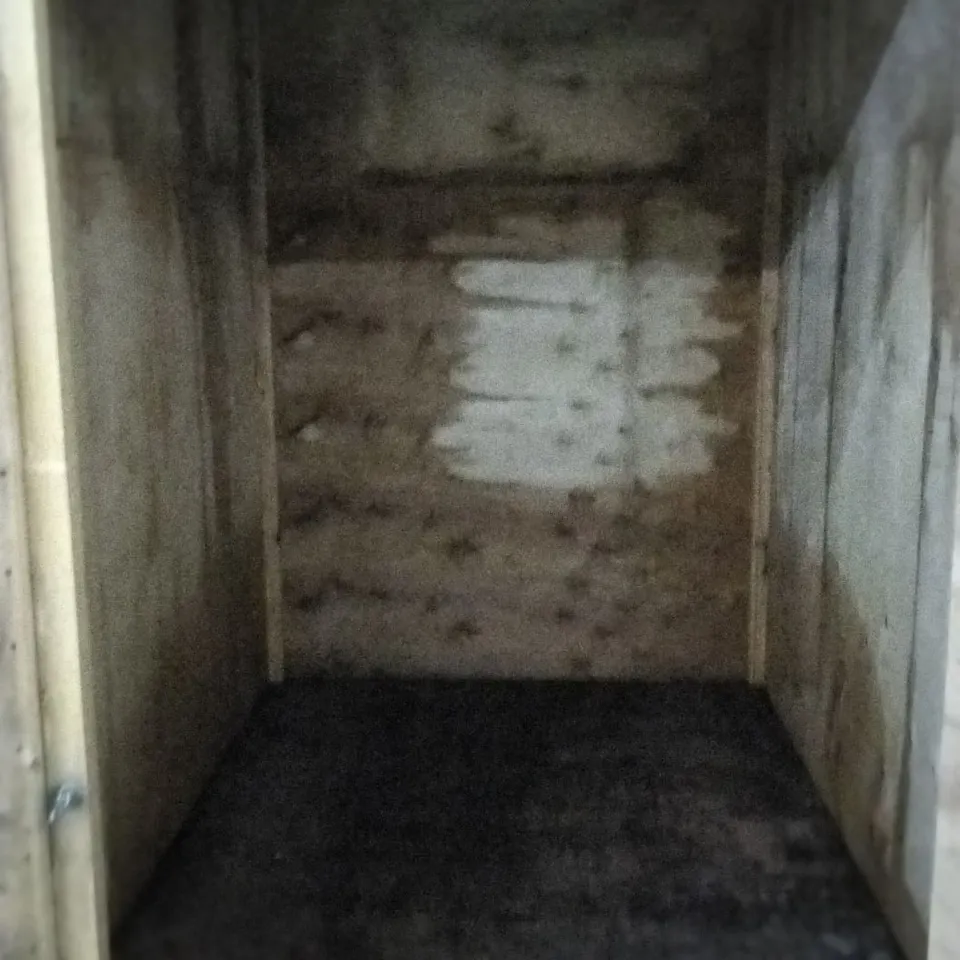 LARGE WOODEN PALLETISED SHIPPING CONTAINER WITH LOCKABLE DOOR APPROXIMATELY 200X 100 X 220CM