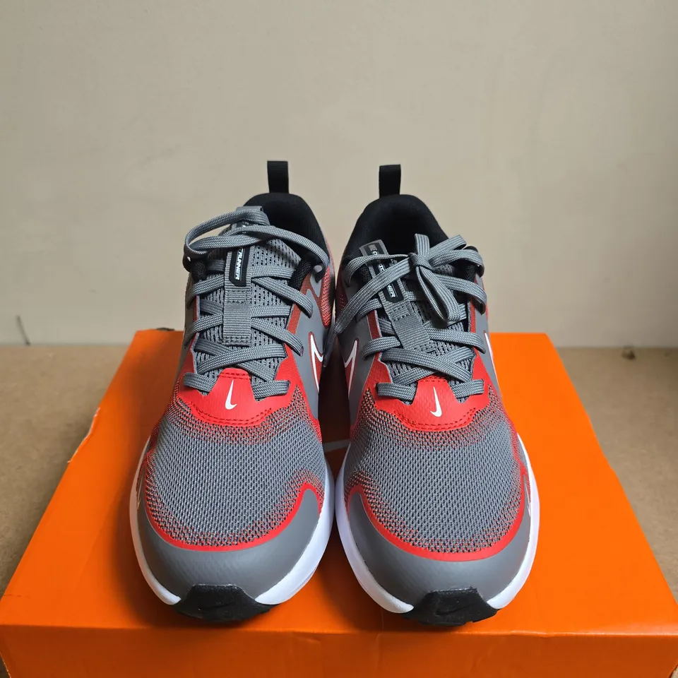 BOXED PAIR OF NIKE COSMIC RUNNER (GS) KIDS' TRAINERS – UK SIZE 3