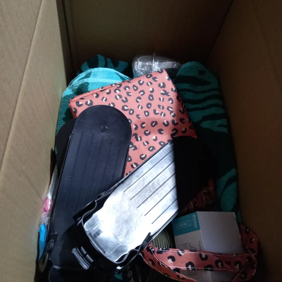 BOX OF ITEMS TO INCLUDE COOLARBAG, KOMBAT PARA CORD, BEACH TOWEL ETX