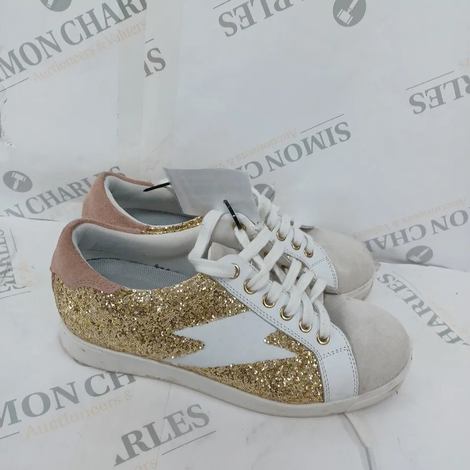 BOXED PAIR OF DUNE LONDON ENERGISED LIGHTNING BOLT TRAINERS IN WHITE/GOLD UK SIZE 4