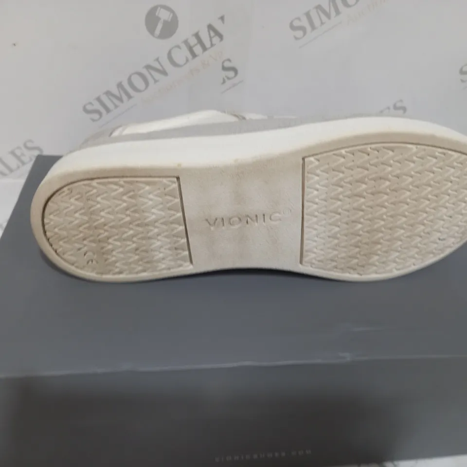 BOXED PAIR OF VIONIC TRAINERS IN GREY/WHITE SIZE 4.5
