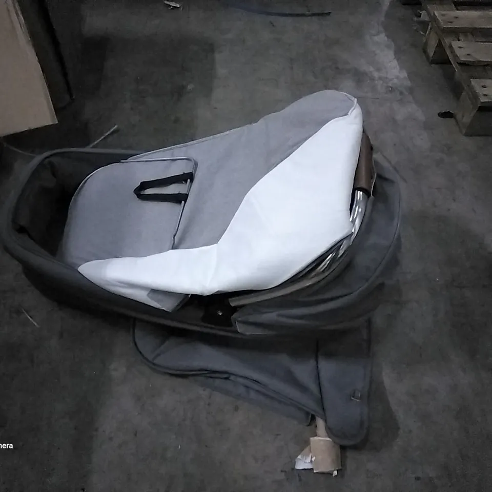 BOXED MAMAS AND PAPAS OCARRO CARRYCOT 