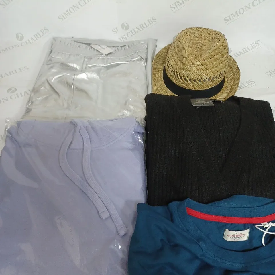 BOX OF APPROXIMATELY 25 ASSORTED CLOTHING ITEMS TO INCUDE - HAT , HOODIE , T-SHIRT ETC
