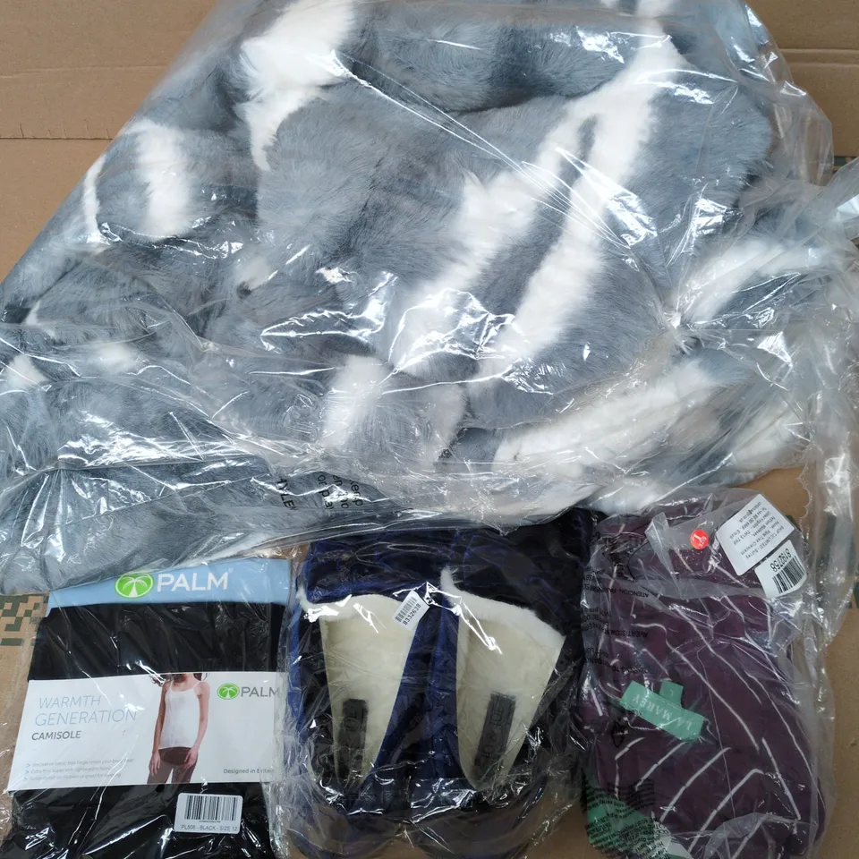APPROXIMATELY 8 ASSORTED ITEMS TO INCLUDE FLEECE THROW HOODIE, PALM CAMISOLE, JO&JOE SLIPPERS, ETC