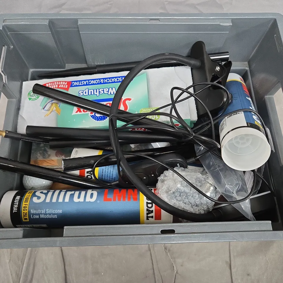 APPROXIMATELY 12 ASSORTED HOUSEHOLD ITEMS 