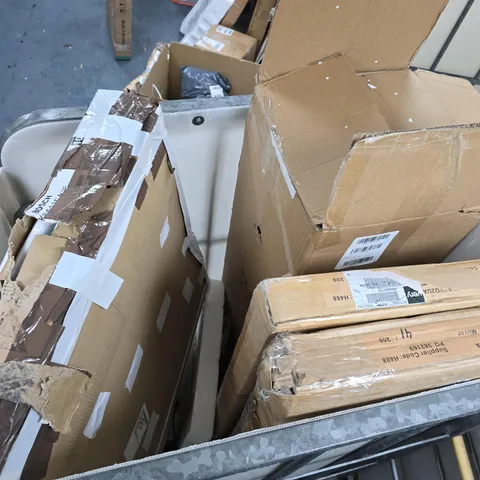 JOB LOT OF APPROXIMATELY 10 ASSORTED ITEMS TO INCLUDE: MUG HOLDER AND WALL PANELING 