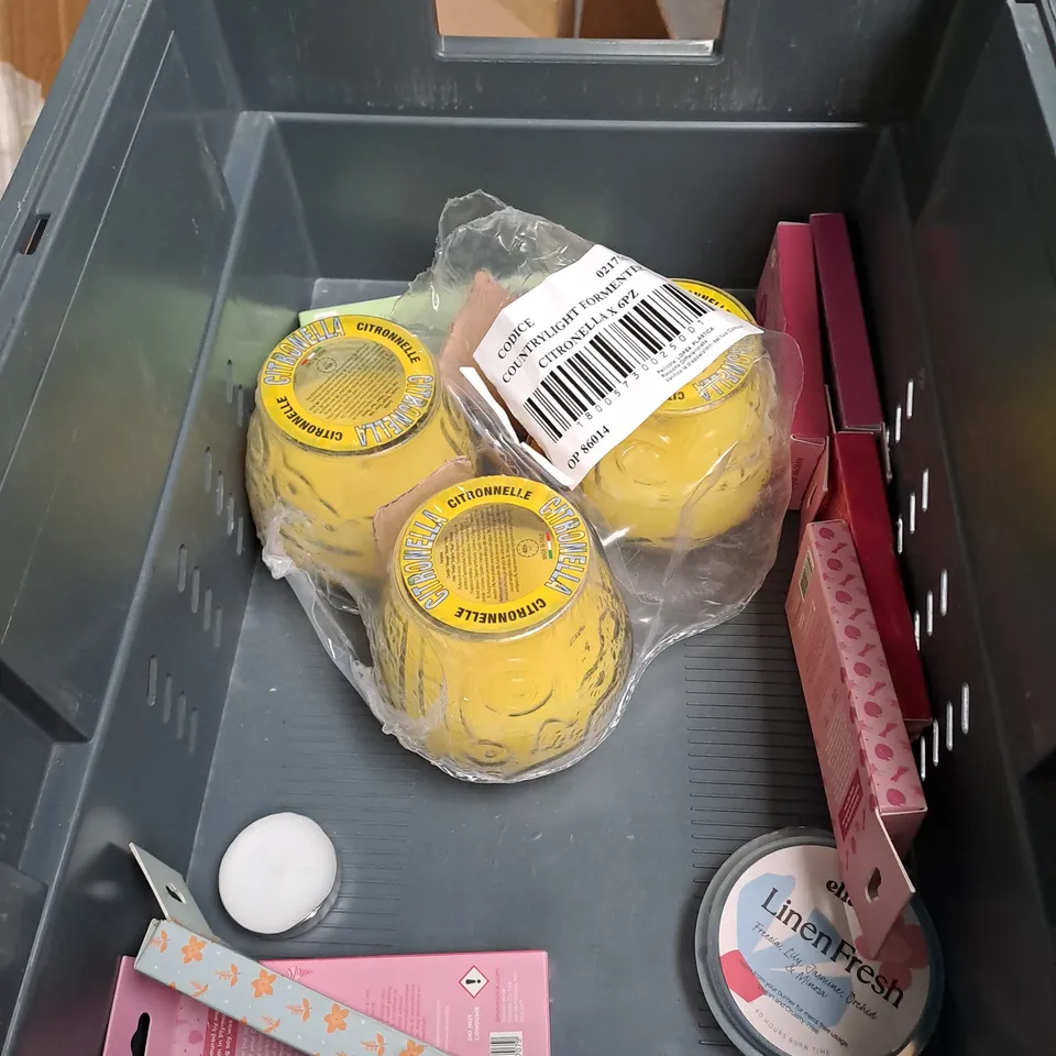 APPROXIMATELY 15 ASSORTED SCENTED CANDLES AND WAX MELTS