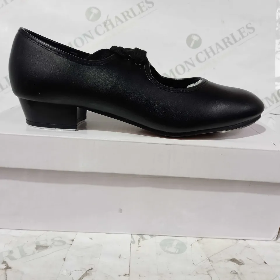 BOXED PAIR OF TAPPERS AND POINTERS TAP SHOES IN BLACK SIZE 4