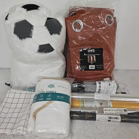 LOT OF APPROXIMATELY 15 ASSORTED HOUSEHOLD ITEMS TO INCLUDE FOOTBALL CUSHIONS, EYELET CURTAINS AND HOODED TOWELS