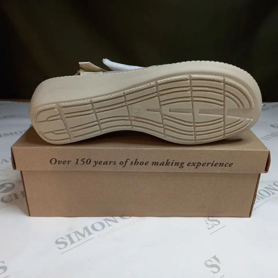 BOXED CUSHION WALK DIAMANTE TRIM SANDALS SIZE 7