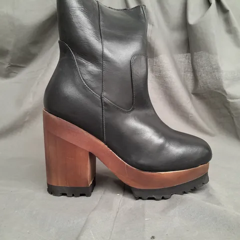 BOX OF APPROX 15 ASSORTED SHOES IN VARIOUS SIZES