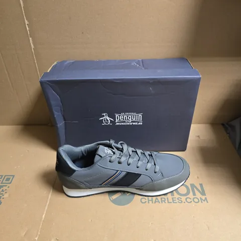 BOXED  ORIGINAL PENGUIN MENS BREMEN TRAINERS IN CHARCOAL/NAVY - UK SIZE 9 
