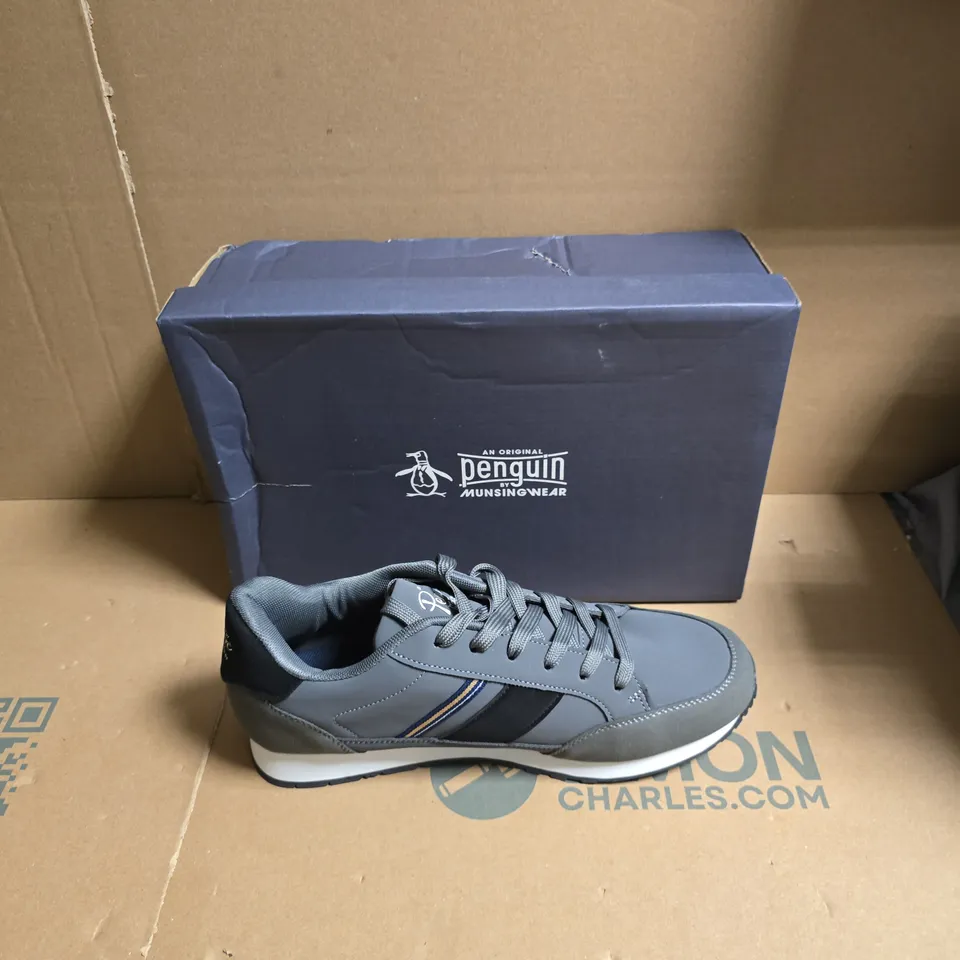 BOXED  ORIGINAL PENGUIN MENS BREMEN TRAINERS IN CHARCOAL/NAVY - UK SIZE 9 