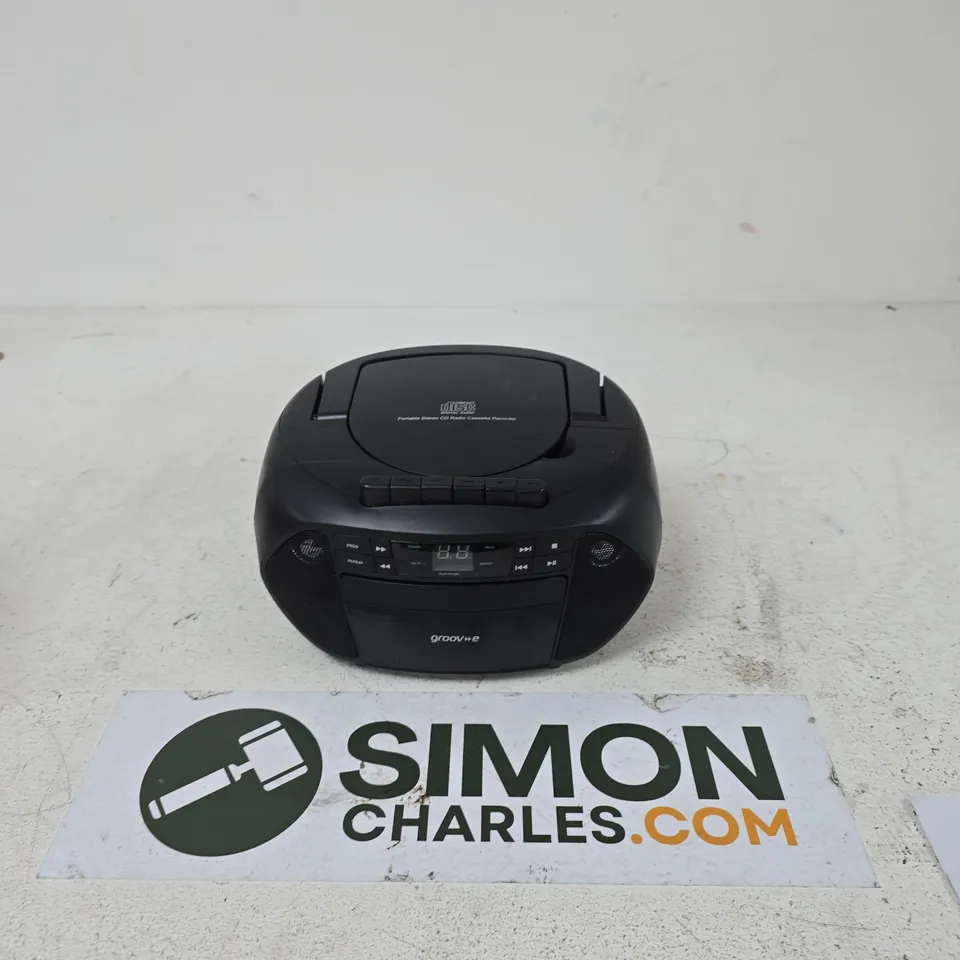 GROOVE TRADITIONAL BOOMBOX CD CASSETTE PLAYER WITH RADIO