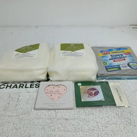 TOTE OF APPROXIMATELY 15 ASSORTED ITEMS TO INCLUDE SOY WAX FLAKES, W5 SPONGE CLOTHES, PORCELAIN HEART COASTER ETC