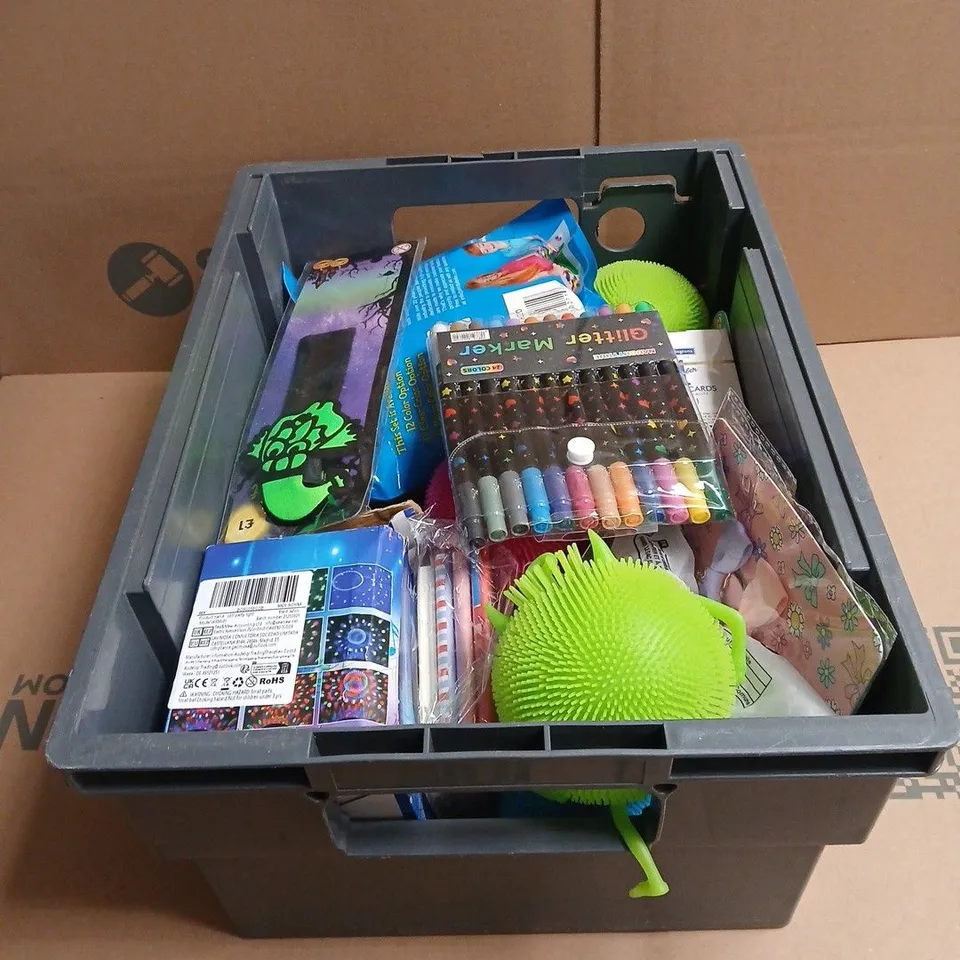 TOTE OF APPROXIMATELY 20 ASSORTED TOYS/RELATED ITEMS TO INCLUDE BRIKS, PLAYING CARDS, PENS, LED PARTY LIGHT, VARIOUS SQUEEZY PUFFER MONSTERS ETC