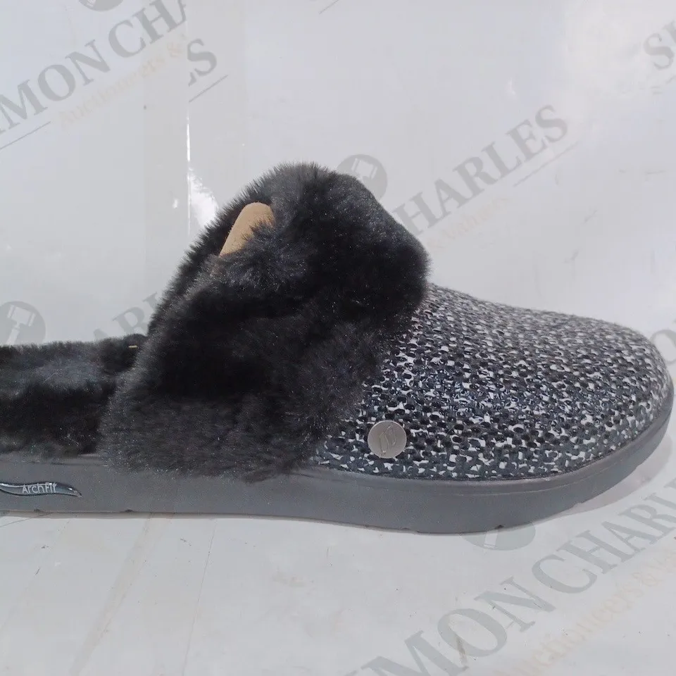 BOXED PAIR OF SKECHERS ARCH SLIPPERS IN BLACK SIZE 6