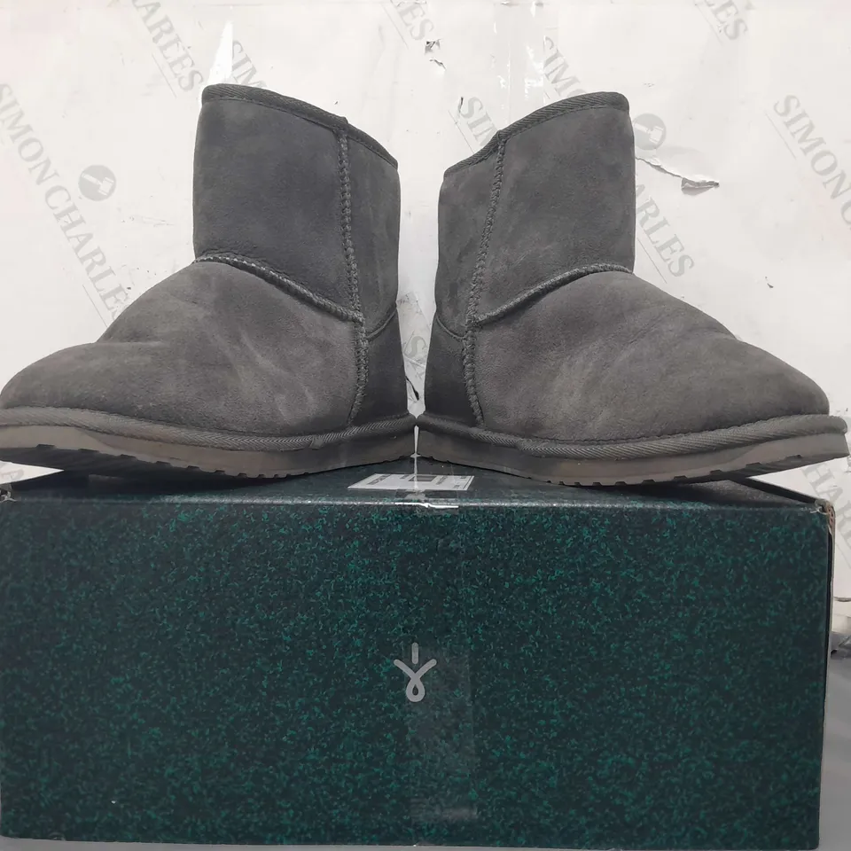 BOXED PAIR OF EMU AUSTRALIA BOOTS IN CHARCOAL SIZE 6