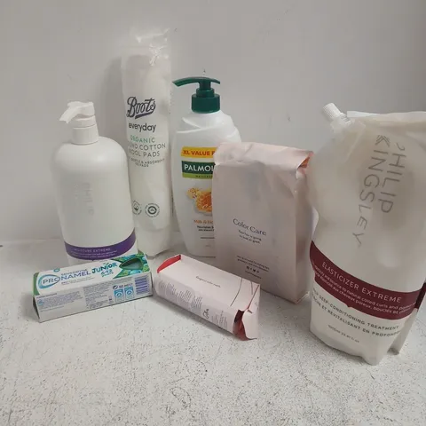 APPROXIMATELY 14 ASSORTED HEALTH & BEAUTY PRODUCTS TO INCLUDE PHILIP KINGSLEY, PALMOLIVE SHOWER CREAM, COTTON WOOL PADS, ETC - COLLECTION ONLY