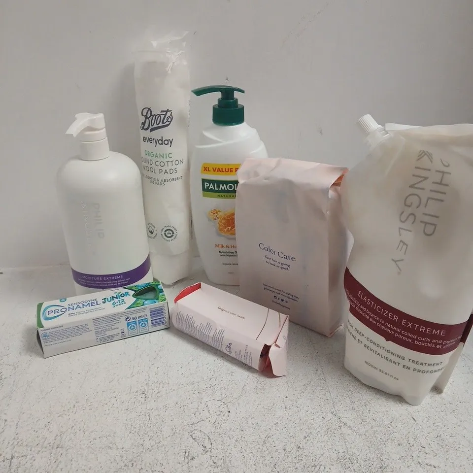 APPROXIMATELY 14 ASSORTED HEALTH & BEAUTY PRODUCTS TO INCLUDE PHILIP KINGSLEY, PALMOLIVE SHOWER CREAM, COTTON WOOL PADS, ETC - COLLECTION ONLY