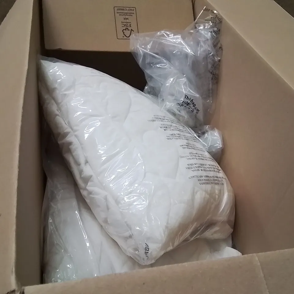 BOXED BRAND NEW APPROXIMATELY 5 SIMPLY BE QUILTED WHITE JACKET SIZE 22